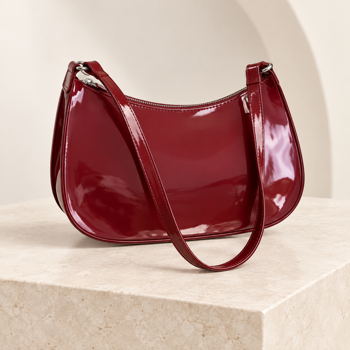 Bolso de hombro efecto charol en color granate