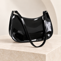Bolso de hombro efecto charol en color negro