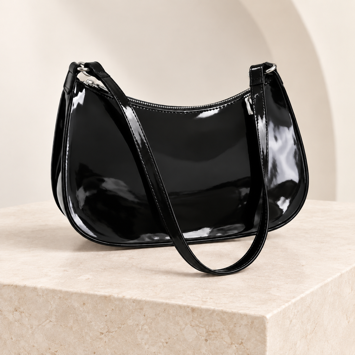 Bolso de hombro efecto charol en color negro